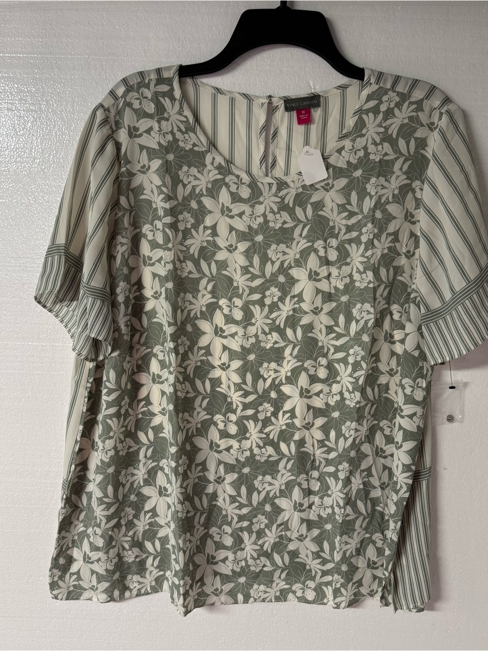 Vince Camuto Blouse Women 1X Sage Green Floral Stripe Short Sleeve Top Back